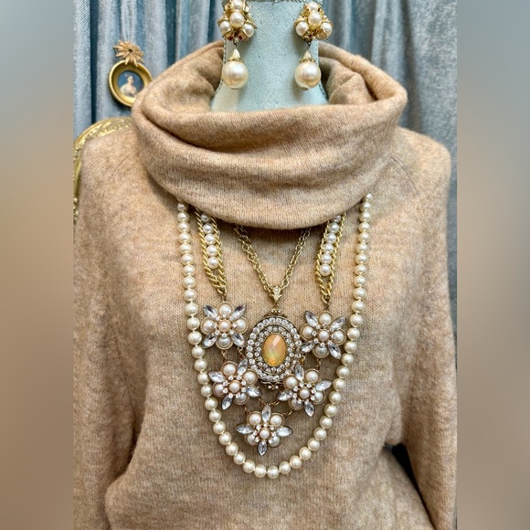 Elegant Gold and Pearl Floral Necklace Set - Picture 13 of 13